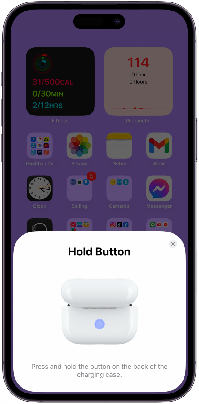 Siguiendo las indicaciones en pantalla, mantenga presionado el botón Configuración en la parte posterior del estuche de los AirPods. Así es como poner los AirPods en modo de emparejamiento.