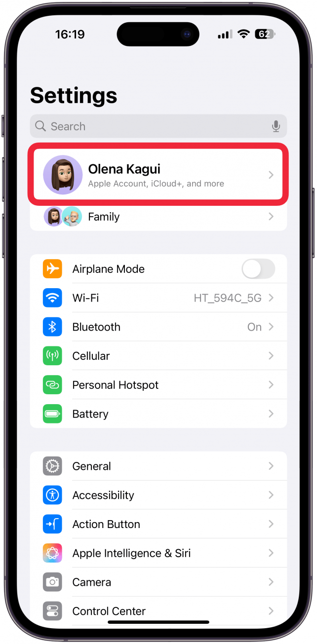 En tu iPhone, abre la aplicación Configuración y toca tu perfil de ID de Apple en la parte superior.