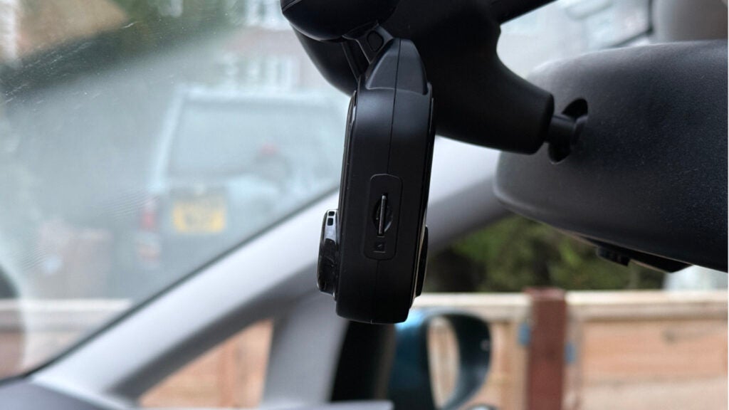Nextbase Pico instalado detrás del espejo