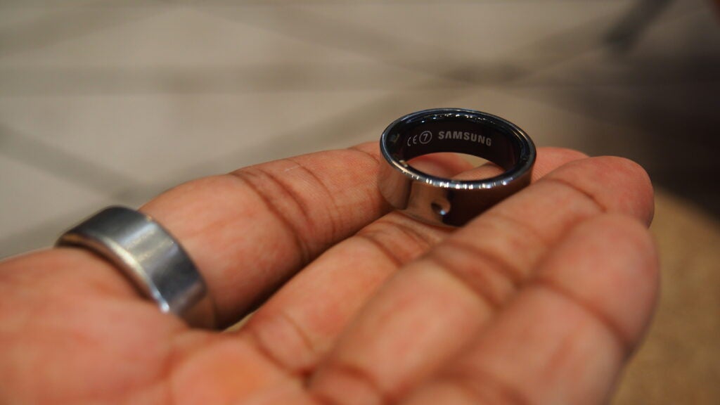 Sosteniendo el anillo Samsung Galaxy