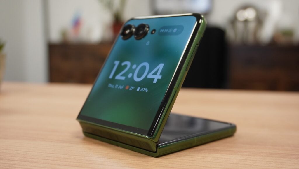 Motorola Razr 50 Ultra plegado sobre una mesa