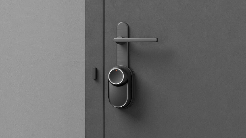 SwitchBot Lock Ultra instalado en una puerta