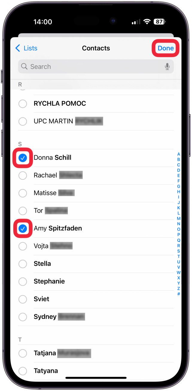 Toque los círculos junto a los contactos que desea agregar. Puede utilizar la barra de búsqueda y escribir su nombre para ahorrar tiempo. Una vez que haya seleccionado todos sus contactos, toque Listo.