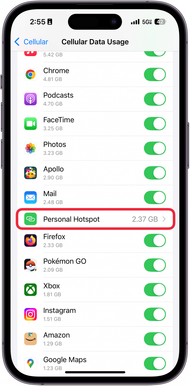 configuración de datos móviles del iPhone con punto de acceso personal en un círculo rojo