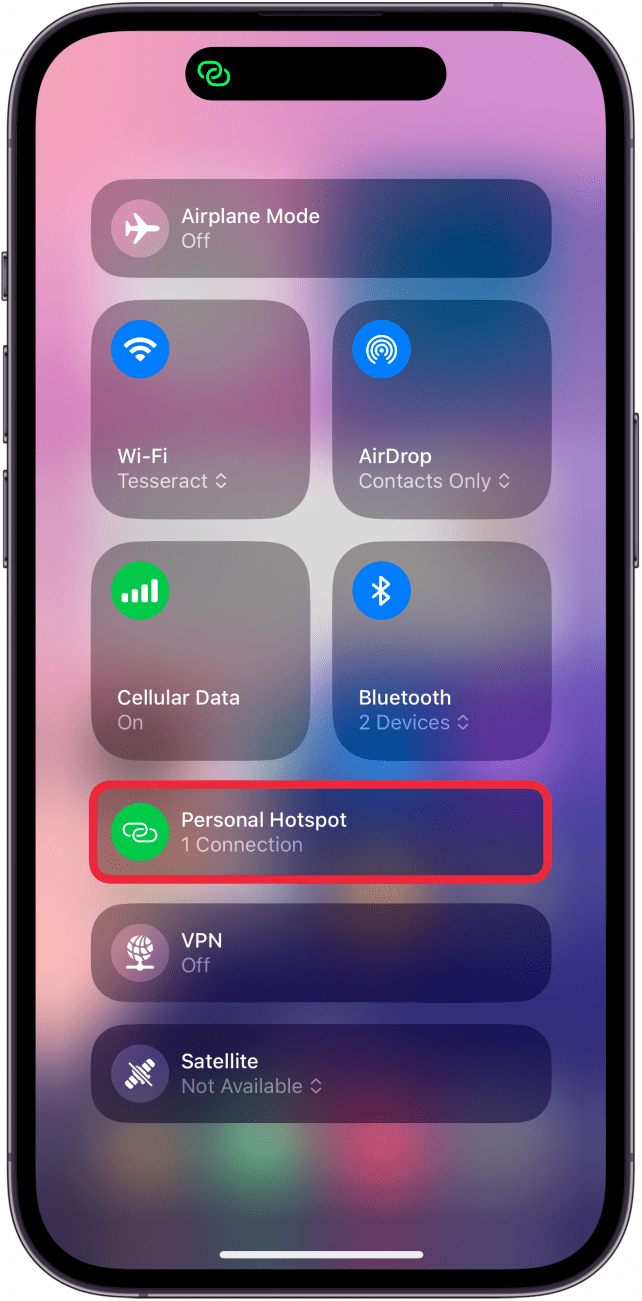El centro de control del iPhone alterna con el ícono de punto de acceso con un círculo rojo, que muestra 1 dispositivo conectado
