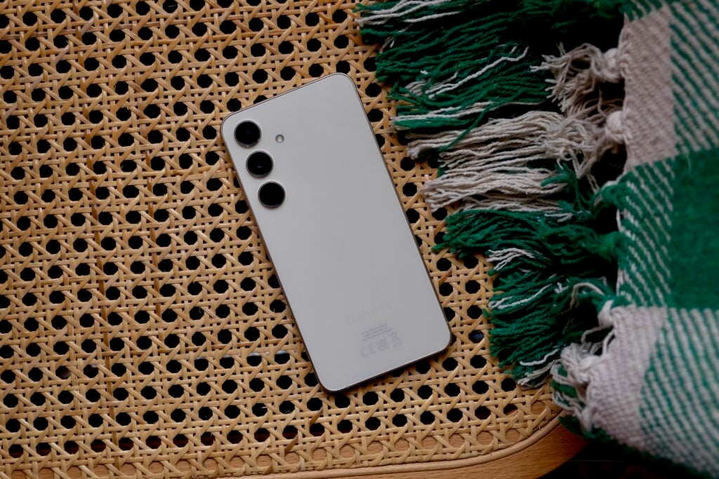 Samsung Galaxy S24 sobre el respaldo de una silla