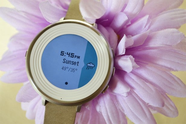PiBble Time Round Smartwatch que muestra tiempo y clima sobre fondo floral.