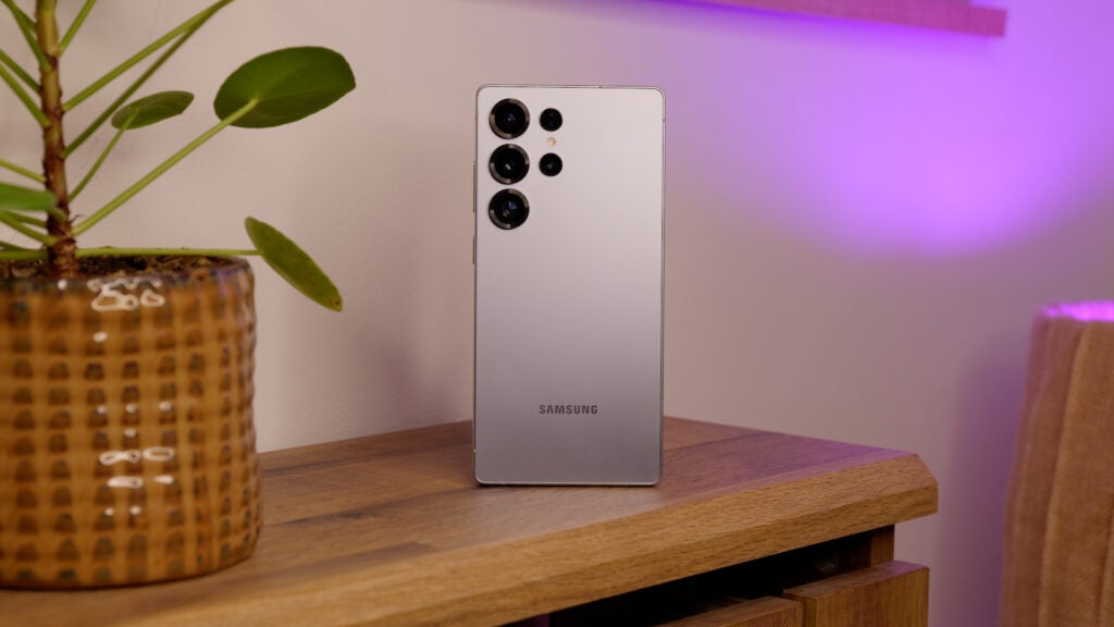 Galaxy S25 Ultra - Atrás - De pie en posición vertical
