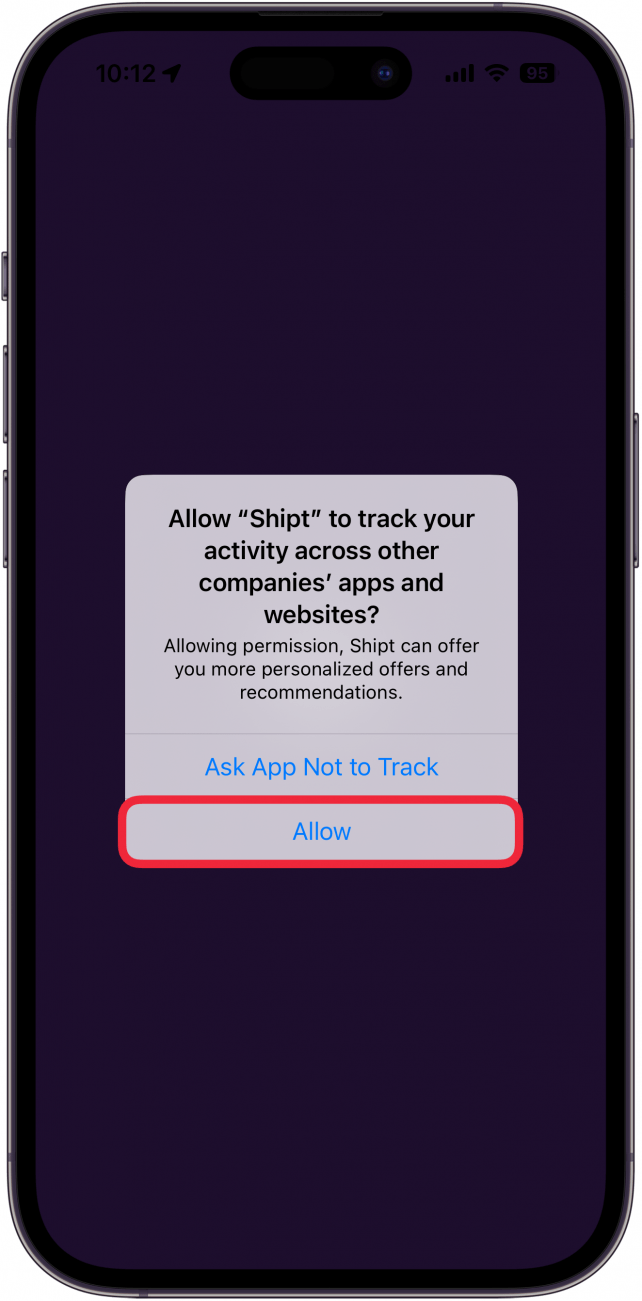 Popente de seguimiento de aplicaciones para iPhone Preguntando al usuario si quiere permitir que la aplicación las rastree, con una caja roja alrededor de permitir