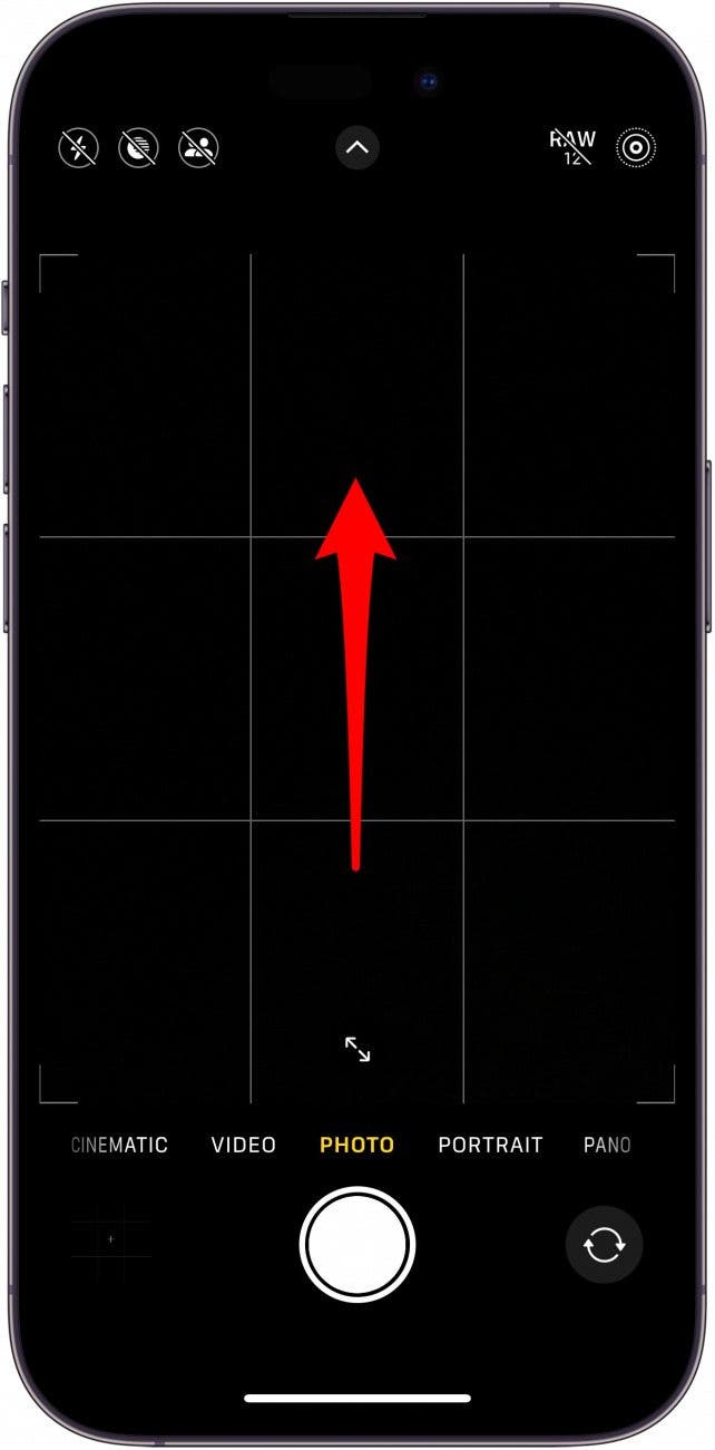 Aplicación de la cámara de iPhone con una punta de flecha roja hacia arriba desde el centro de la pantalla, lo que indica deslizar hacia arriba