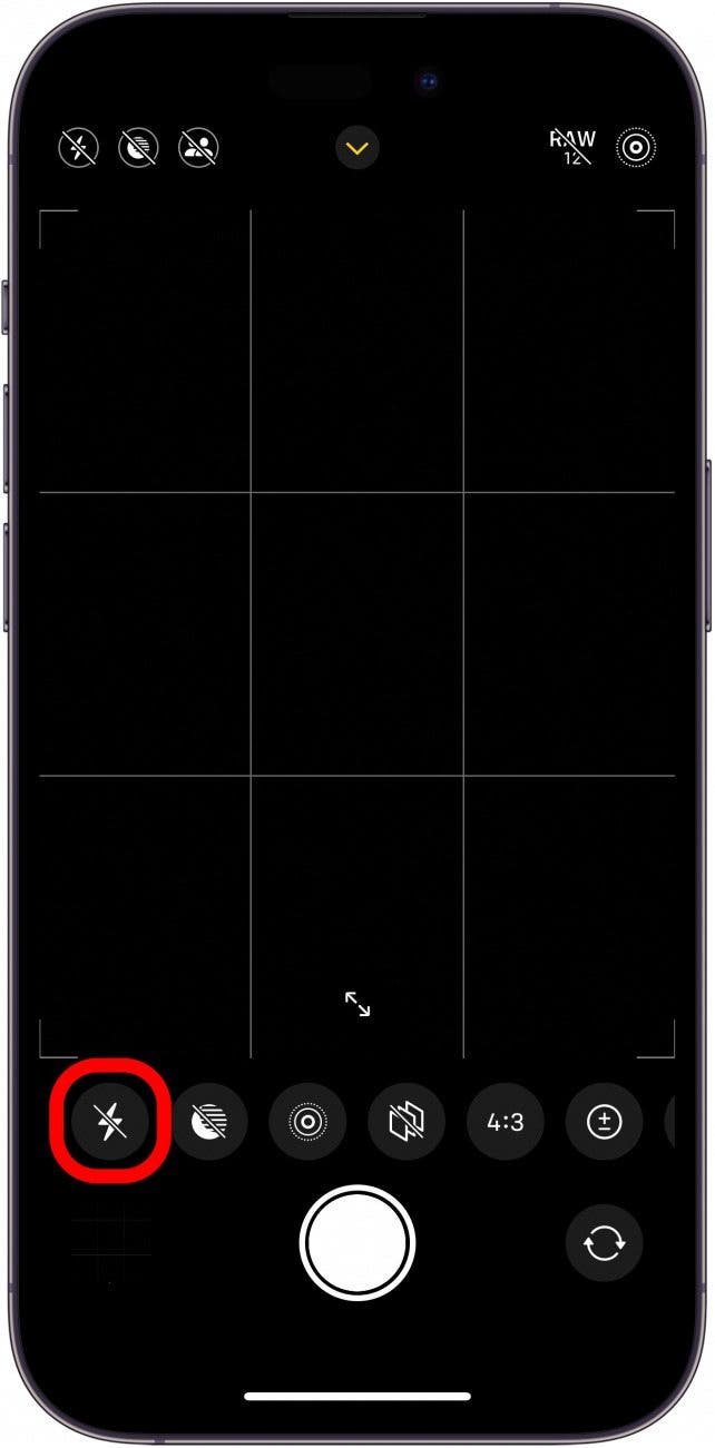 Aplicación de la cámara de iPhone con icono flash rodeado en rojo