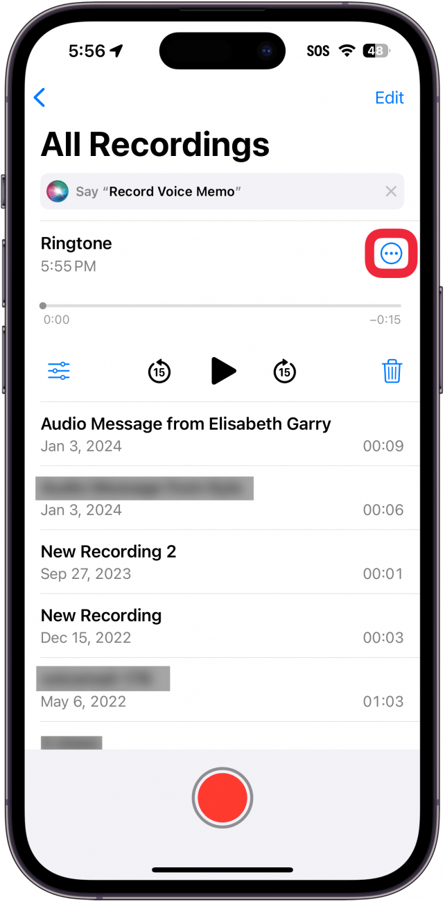 Aplicación de Memas de voz de iPhone con una caja roja alrededor del botón de menú de tres puntos