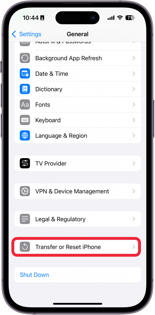 Configuración general del iPhone con una caja roja alrededor de transferencia o restablecimiento de iPhone