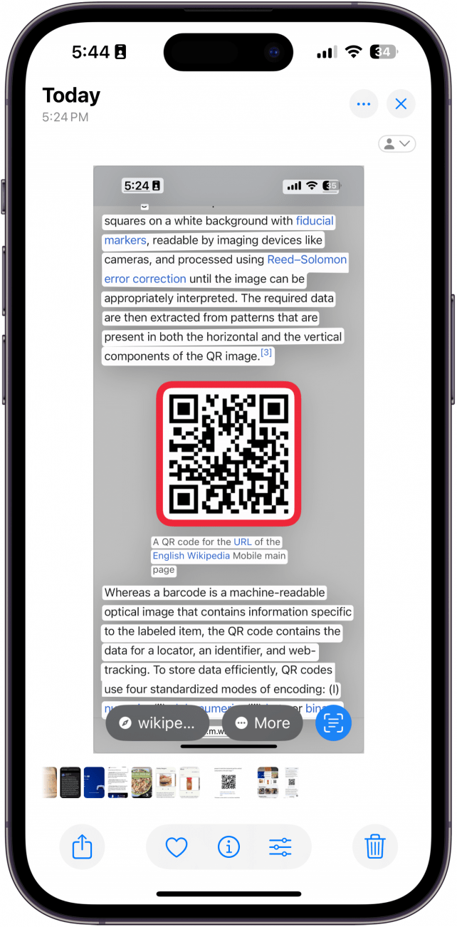 Aplicación de fotos de iPhone Viendo una captura de pantalla de un código QR con una superposición de texto en vivo y un cuadro rojo alrededor del código QR