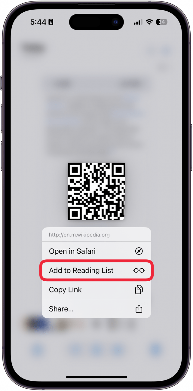 Aplicación de fotos de iPhone Visualización de una captura de pantalla de un código QR que muestra un menú contextual después de tocar el código, con un cuadro rojo alrededor de agregar a la lista de lectura