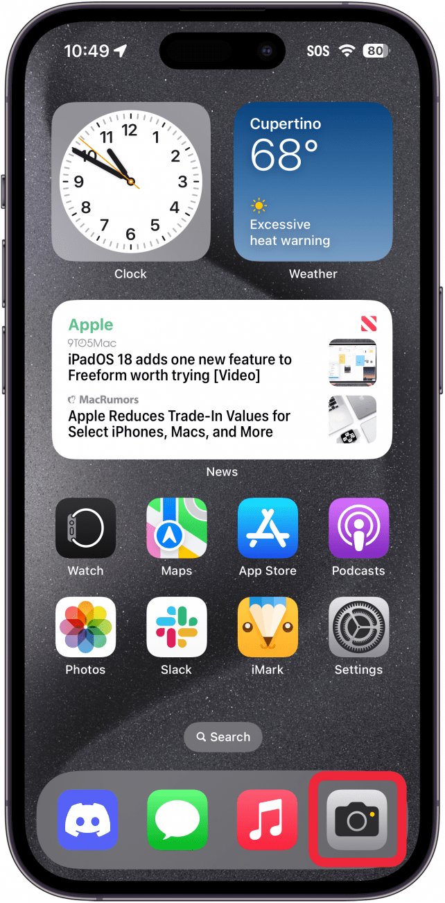 Pantalla de inicio de iPhone con una caja roja alrededor de la aplicación de la cámara