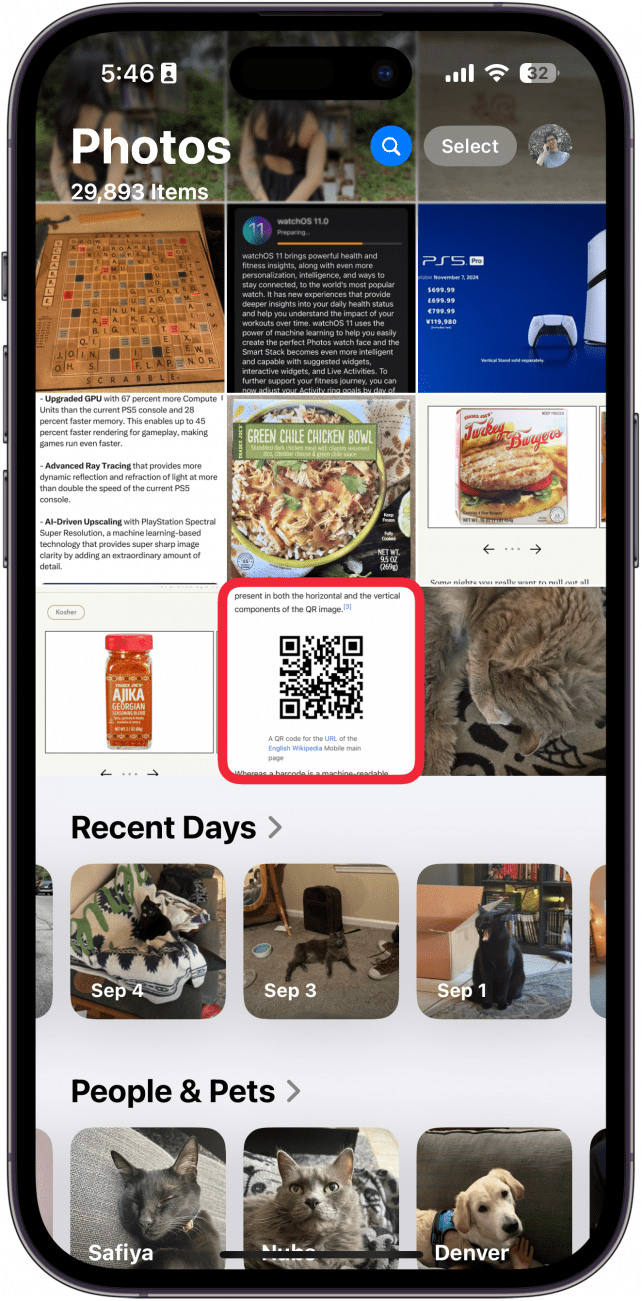 Aplicación de fotos de iPhone con una caja roja alrededor de una captura de pantalla de un código QR