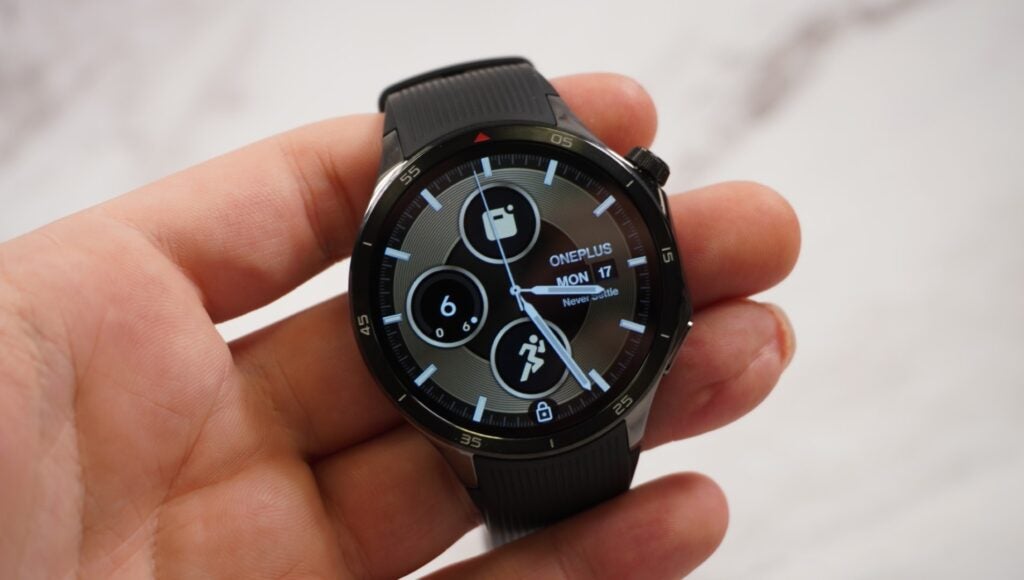 Sosteniendo el OnePlus Watch 3