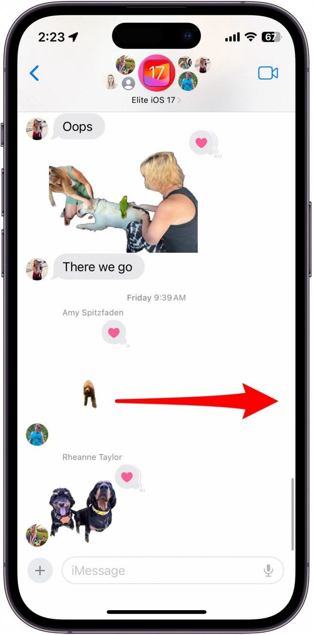 Conversación de iMessage con flecha que apunta desde el mensaje al borde derecho de la pantalla, lo que indica deslizar a la derecha