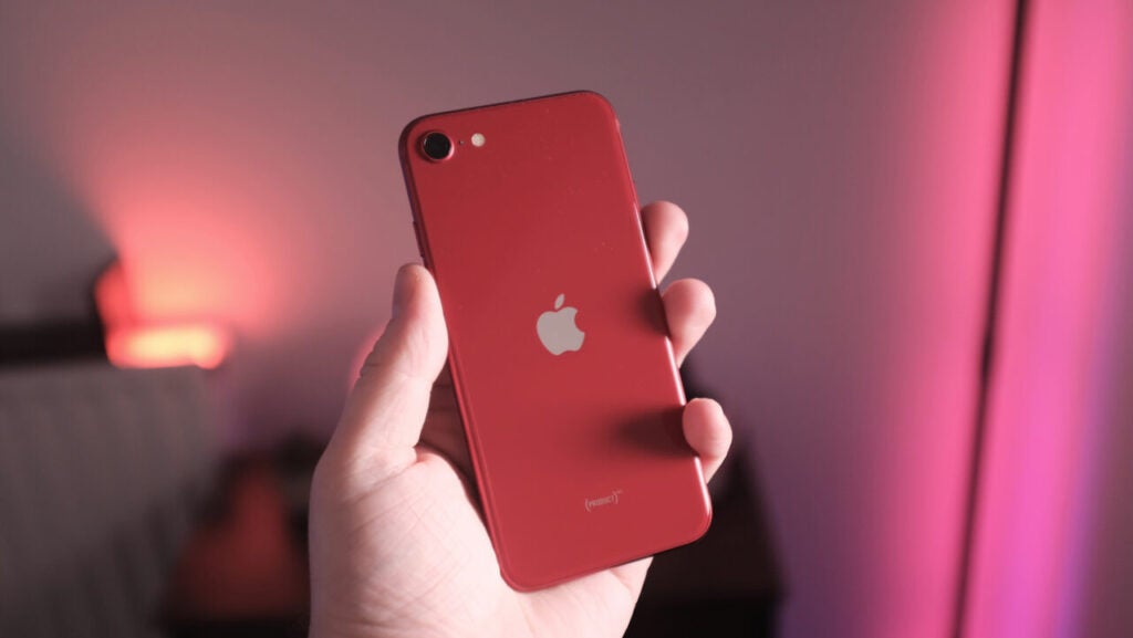 La parte posterior y la cámara del iPhone SE 2022