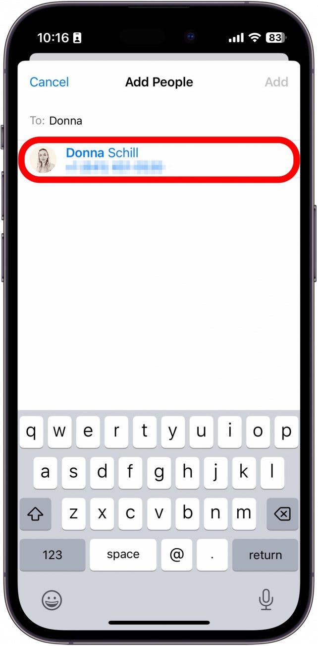 iPhone Crear grupo de contraseñas compartidas con contacto con círculo en rojo