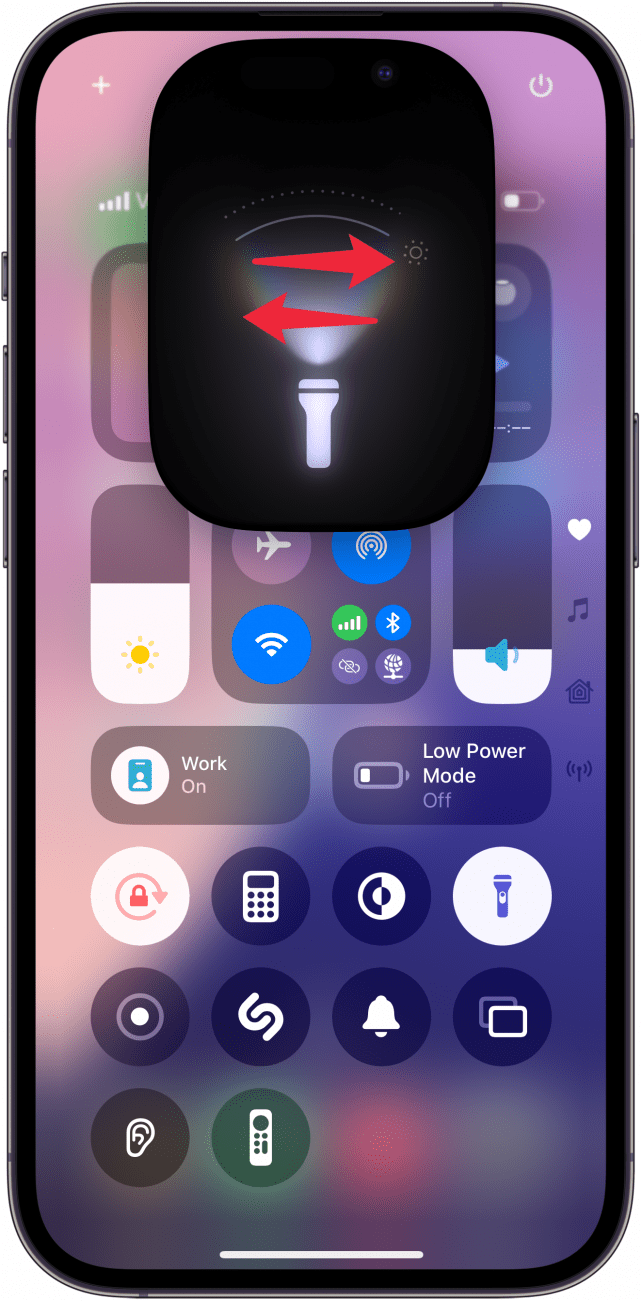 Centro de control de iPhone con UI de linterna y flechas rojas apuntando a la izquierda y a la derecha