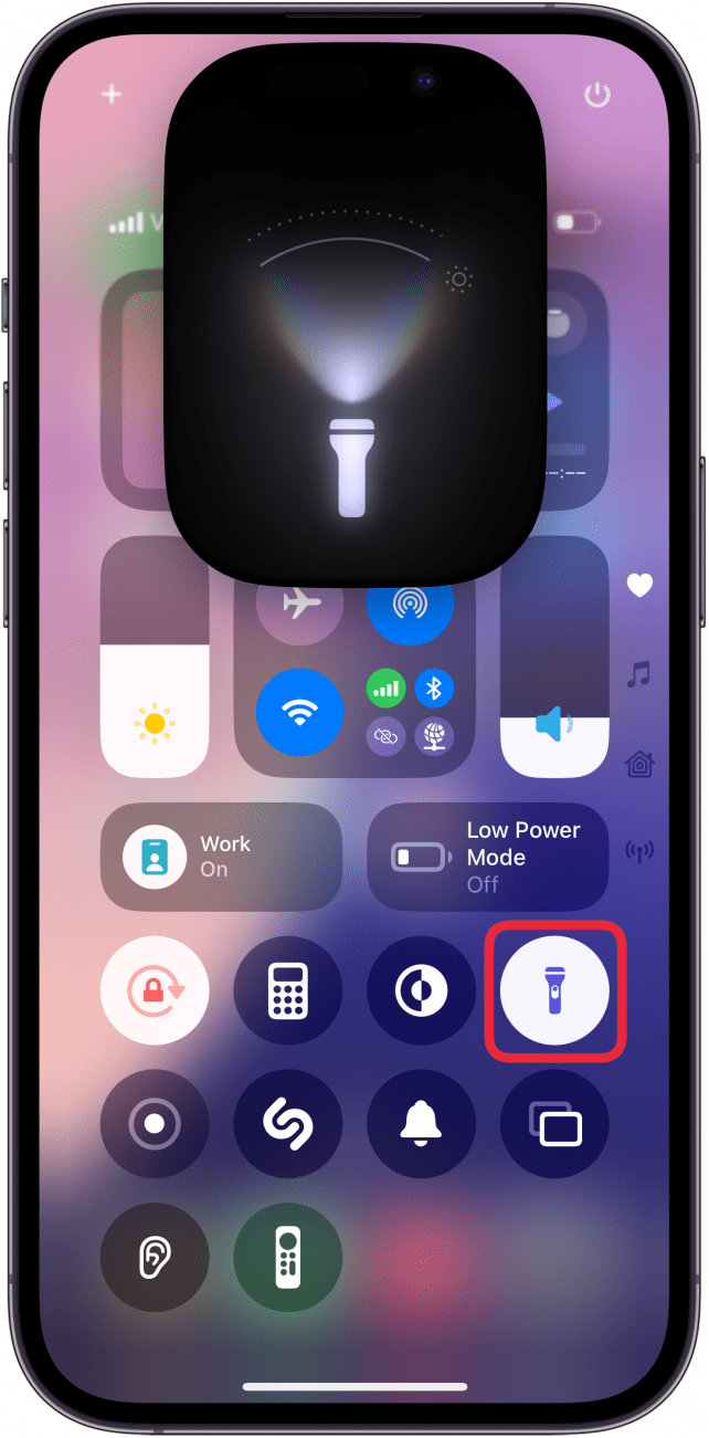 Centro de control de iPhone que muestra UI de linterna con una caja roja alrededor del icono de linterna