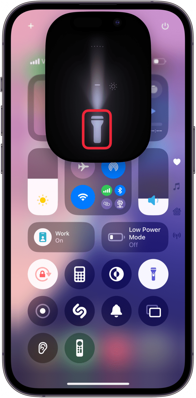 Centro de control de iPhone con UI de linterna y una caja roja alrededor del icono de la linterna