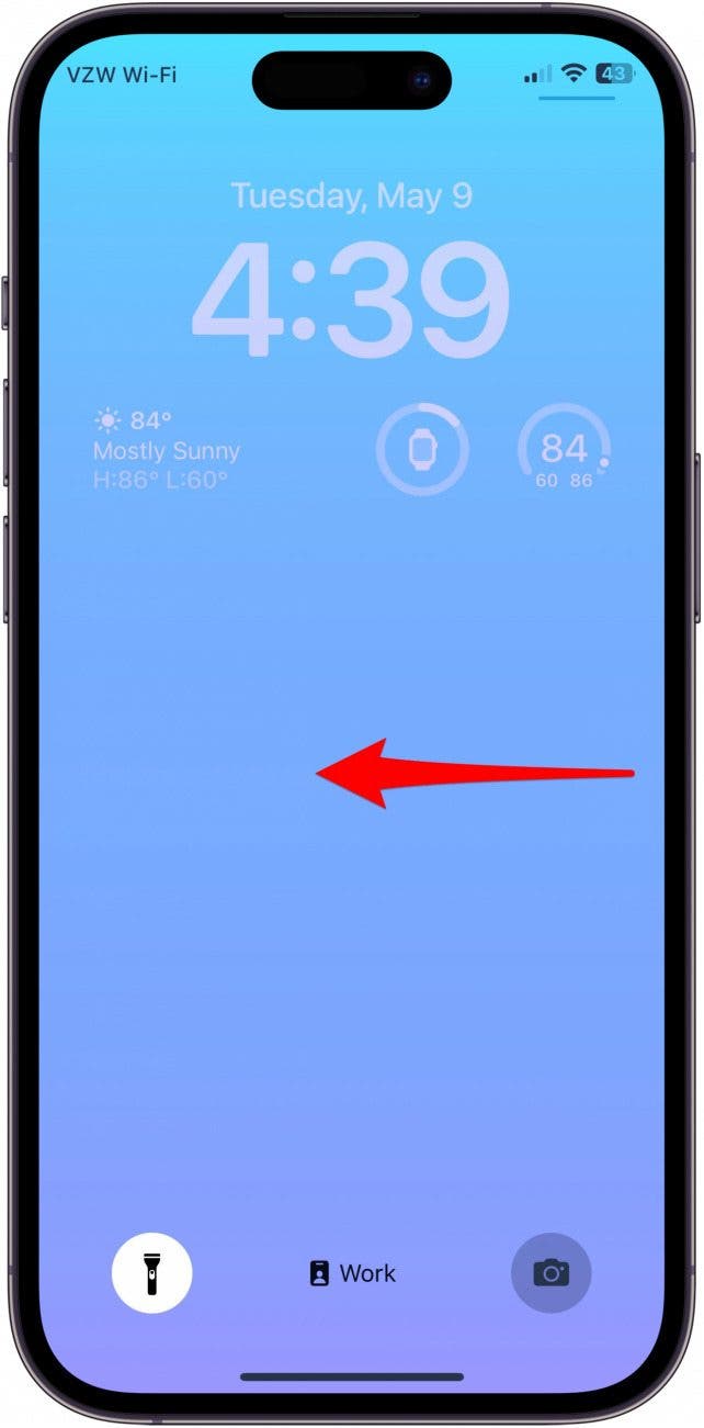 Desde la pantalla de bloqueo, deslice hacia la izquierda como para acceder a la cámara y suelte antes de llegar a la mitad del punto.