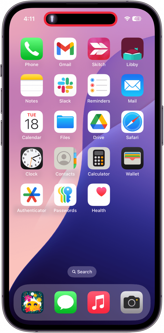 Pantalla de inicio de iPhone que muestra un icono de linterna en la isla dinámica y una caja roja alrededor de la isla dinámica