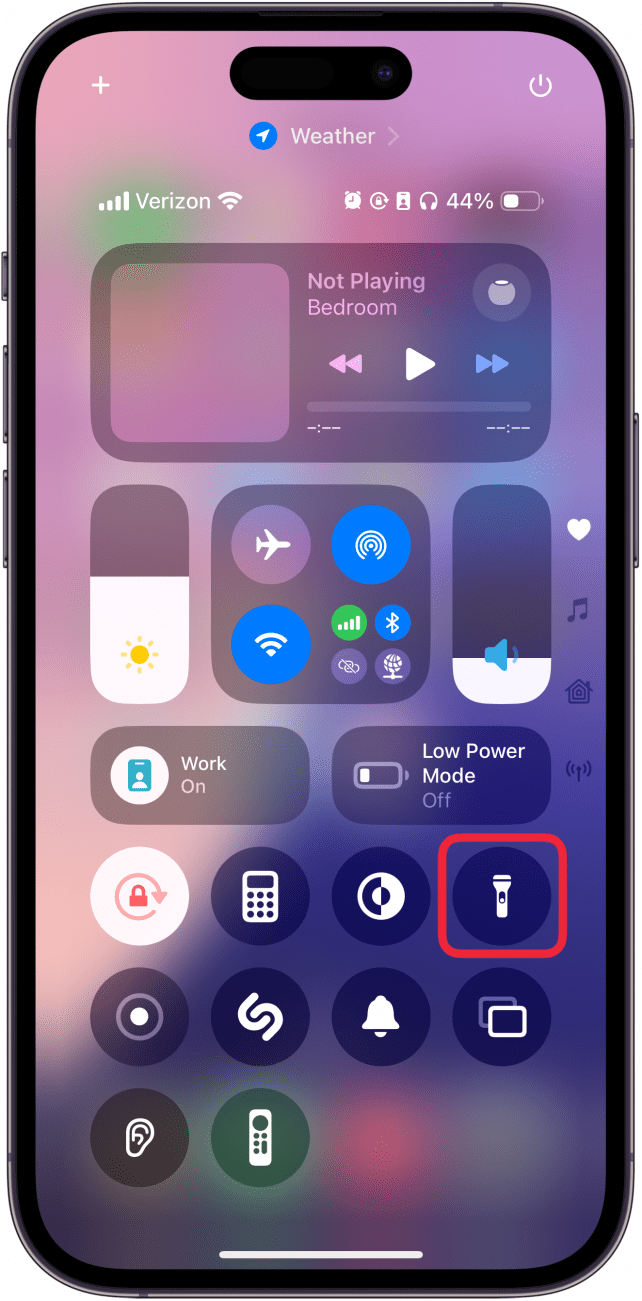 Centro de control de iPhone con una caja roja alrededor del icono de linterna