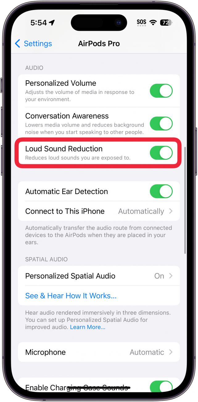 Pantalla de configuración de iPhone AirPods con una caja roja alrededor reduce los sonidos fuertes