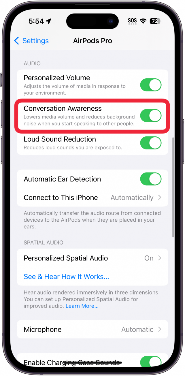 Pantalla de configuración de iPhone AirPods con una caja roja alrededor de la conciencia de conversación
