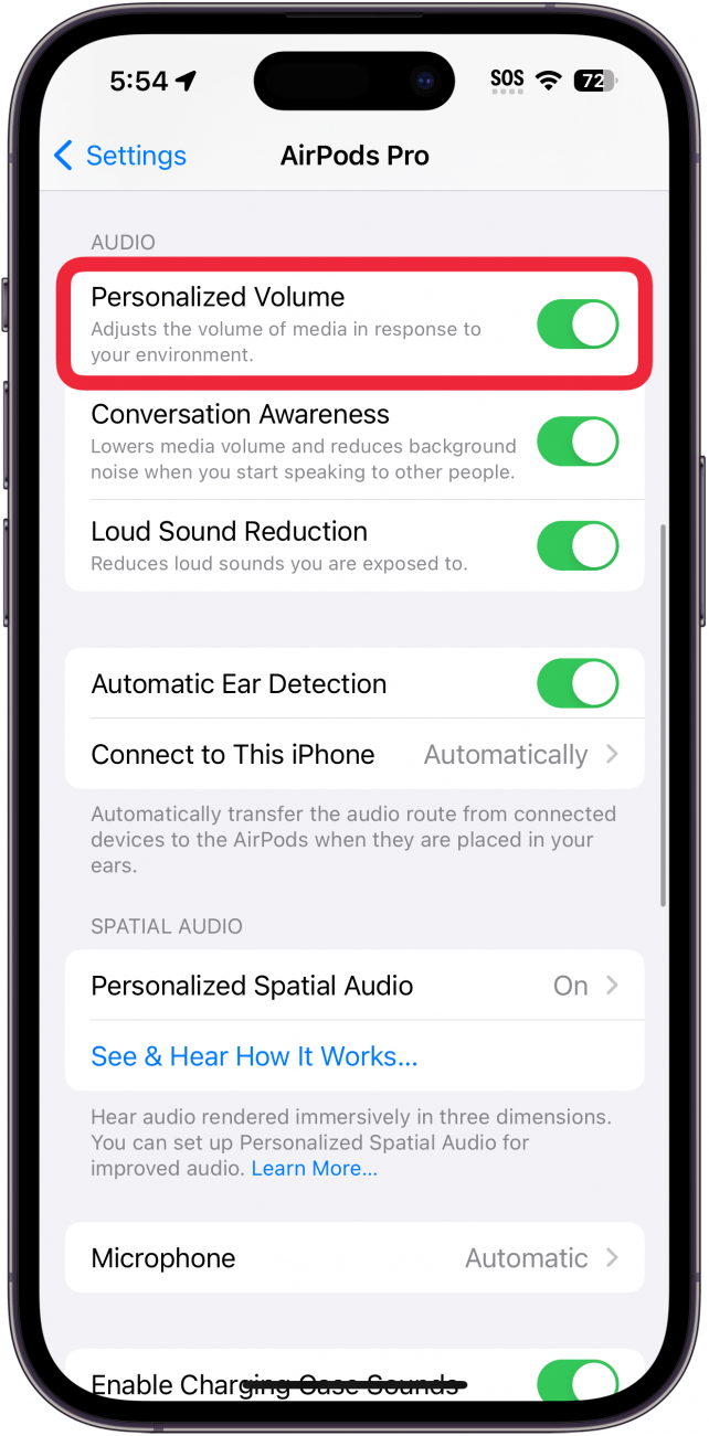 Pantalla de configuración de iPhone AirPods con una caja roja alrededor de volumen personalizado alternar