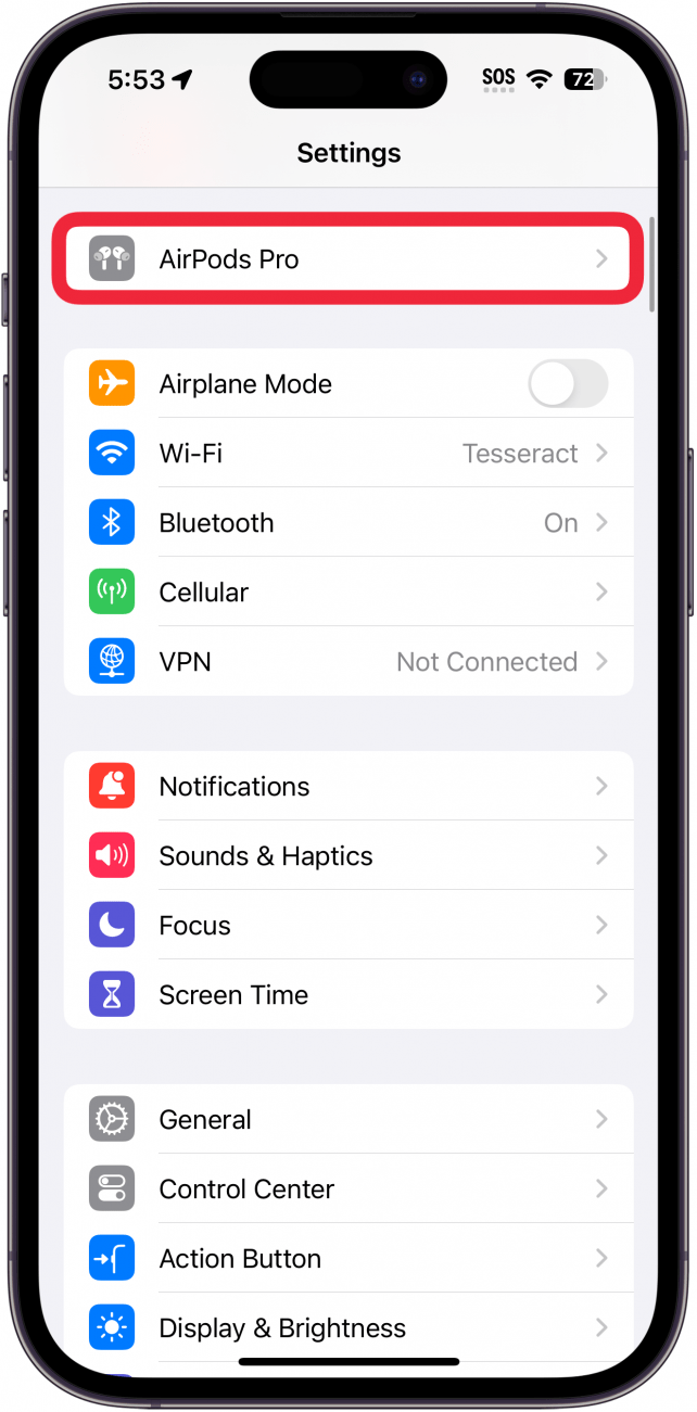 Aplicación de configuración de iPhone con una caja roja alrededor de AirPods