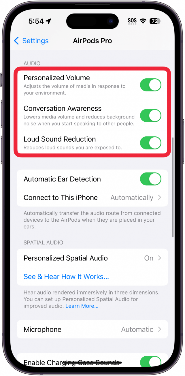 Pantalla de configuración de iPhone AirPods con una caja roja alrededor de la sección Configuración de audio con alternancias para volumen personalizado, conciencia de conversación y reducción de sonidos fuertes