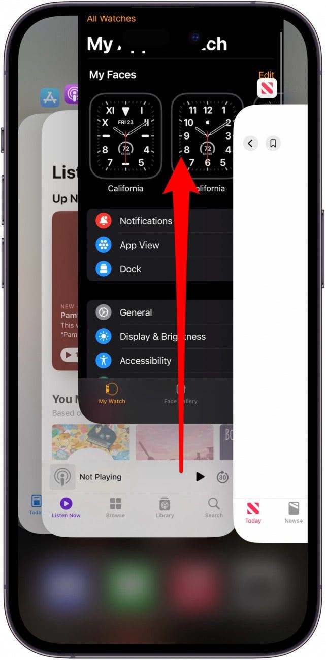 Iphone Switcher con una aplicación ligeramente elevada y una flecha roja que apunta hacia arriba desde el centro de la pantalla