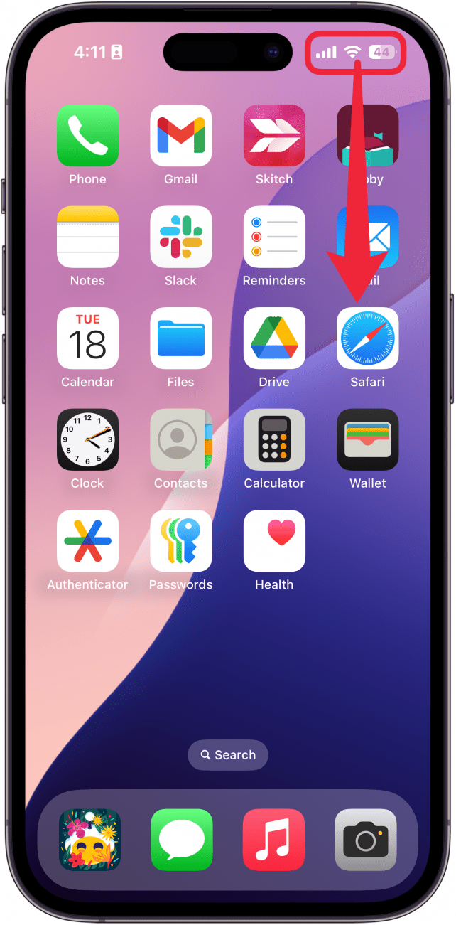 Pantalla de inicio de iPhone con una flecha roja apuntando hacia abajo desde la parte superior derecha