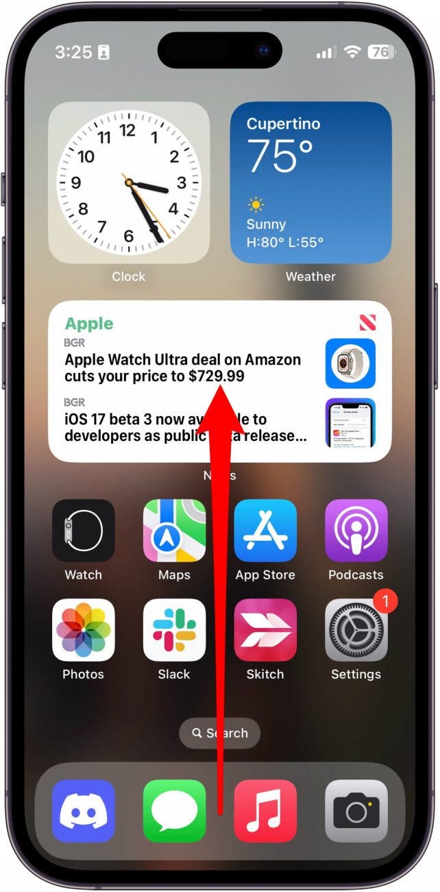 Pantalla de inicio de iPhone con flecha roja apuntando hacia arriba desde la parte inferior de la pantalla
