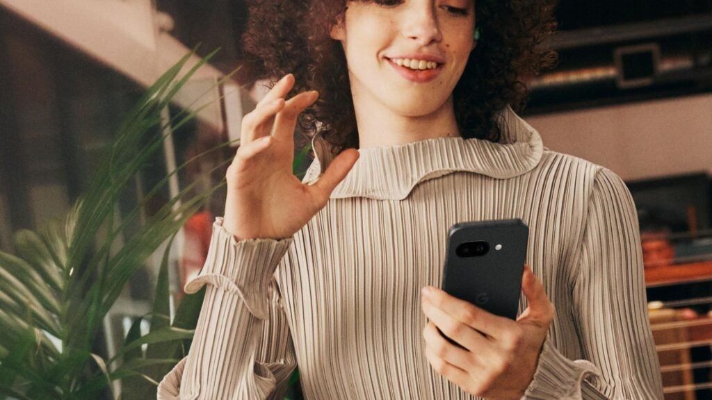 Pixel 9a en la mano