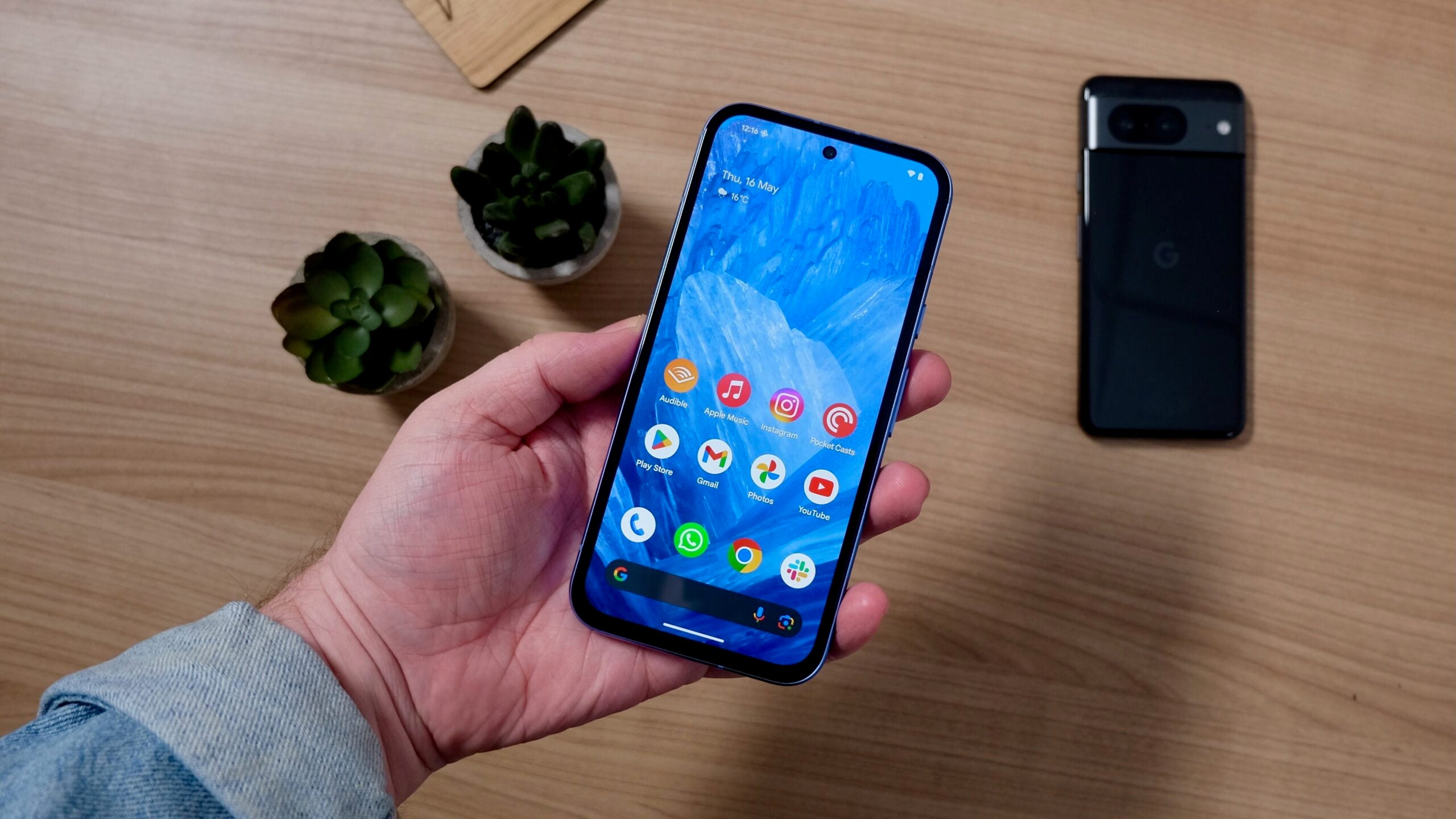 Pixel 8a en la mano