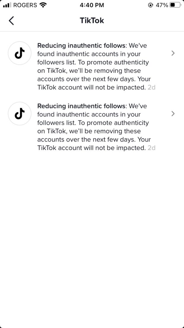 deux messages de TikTok sur le compte TikTok de l'auteur &agrave; propos "r&eacute;duire les suivis inauthentiques"