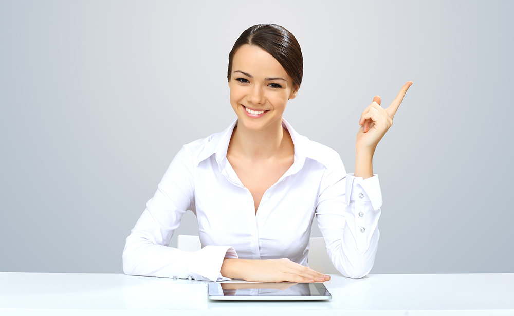 Belle jeune femme en vêtements d'affaires au travail