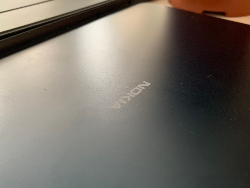 Gros plan sur le dos du Nokia T20