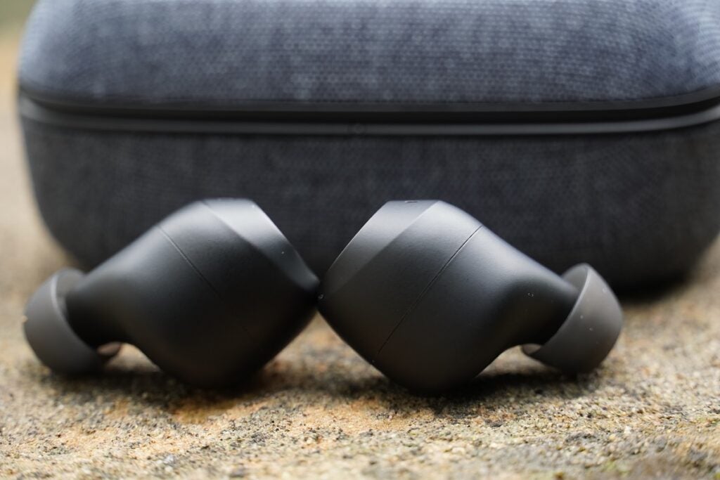 Écouteurs Lypertek PurePlay Z7 au sol