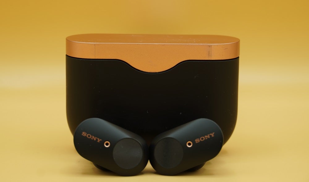 Le Sony WF-1000XM3 était assis à côté de l'étui