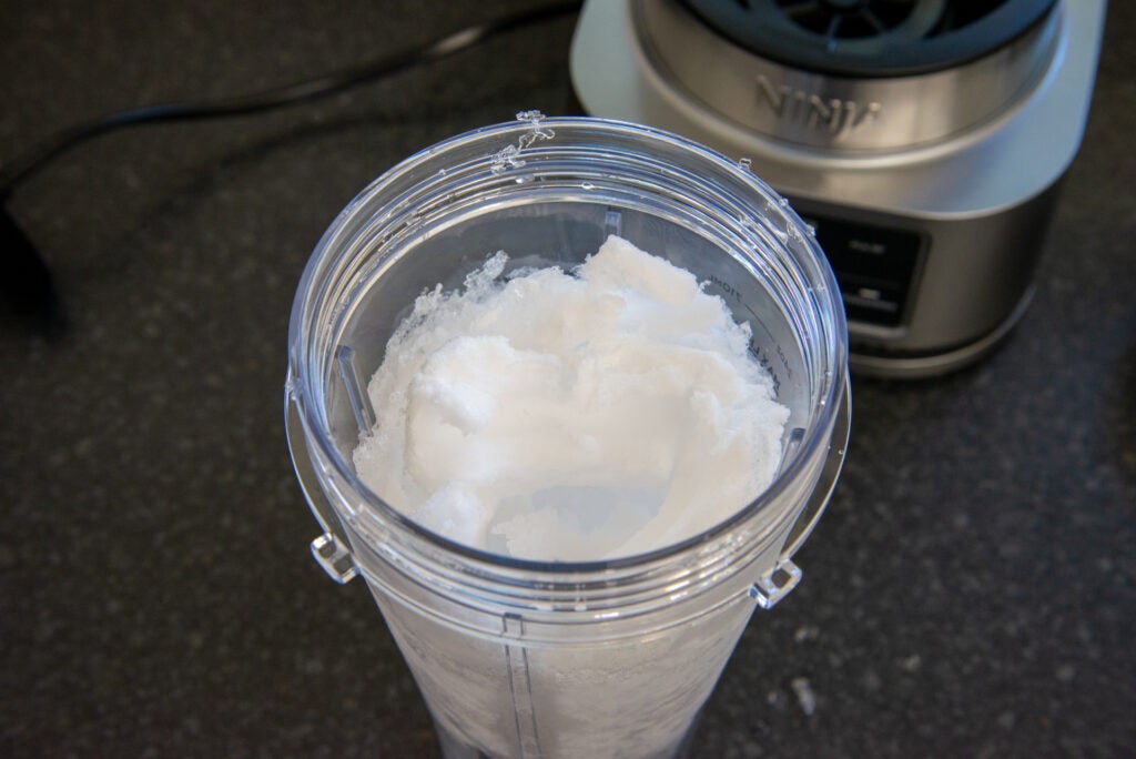 Ninja Foodi Power Nutri Blender 2-en-1 avec Smart Torque & Auto-iQ CB100UK glace en gros plan