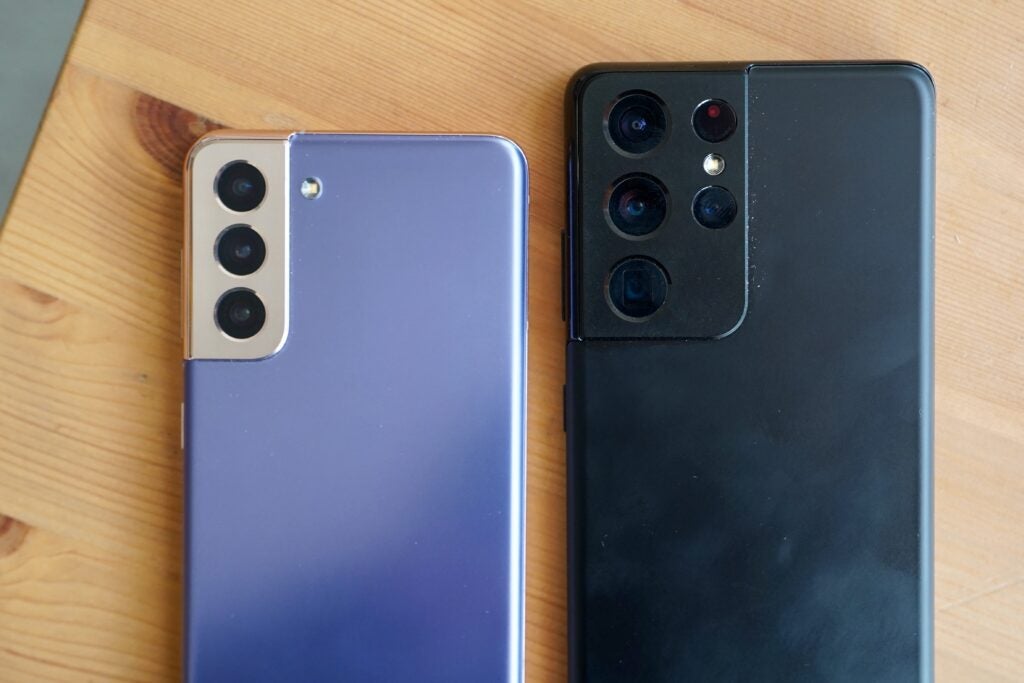 Samsung Galaxy S21 et s21 Ultra de dos montrant les caméras