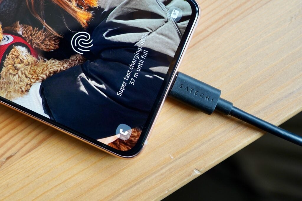 Samsung Galaxy S21 avec chargeur