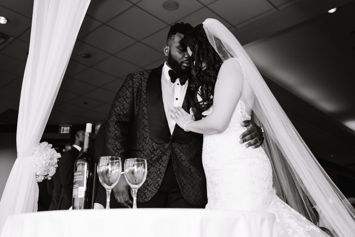 mariée et marié interracial